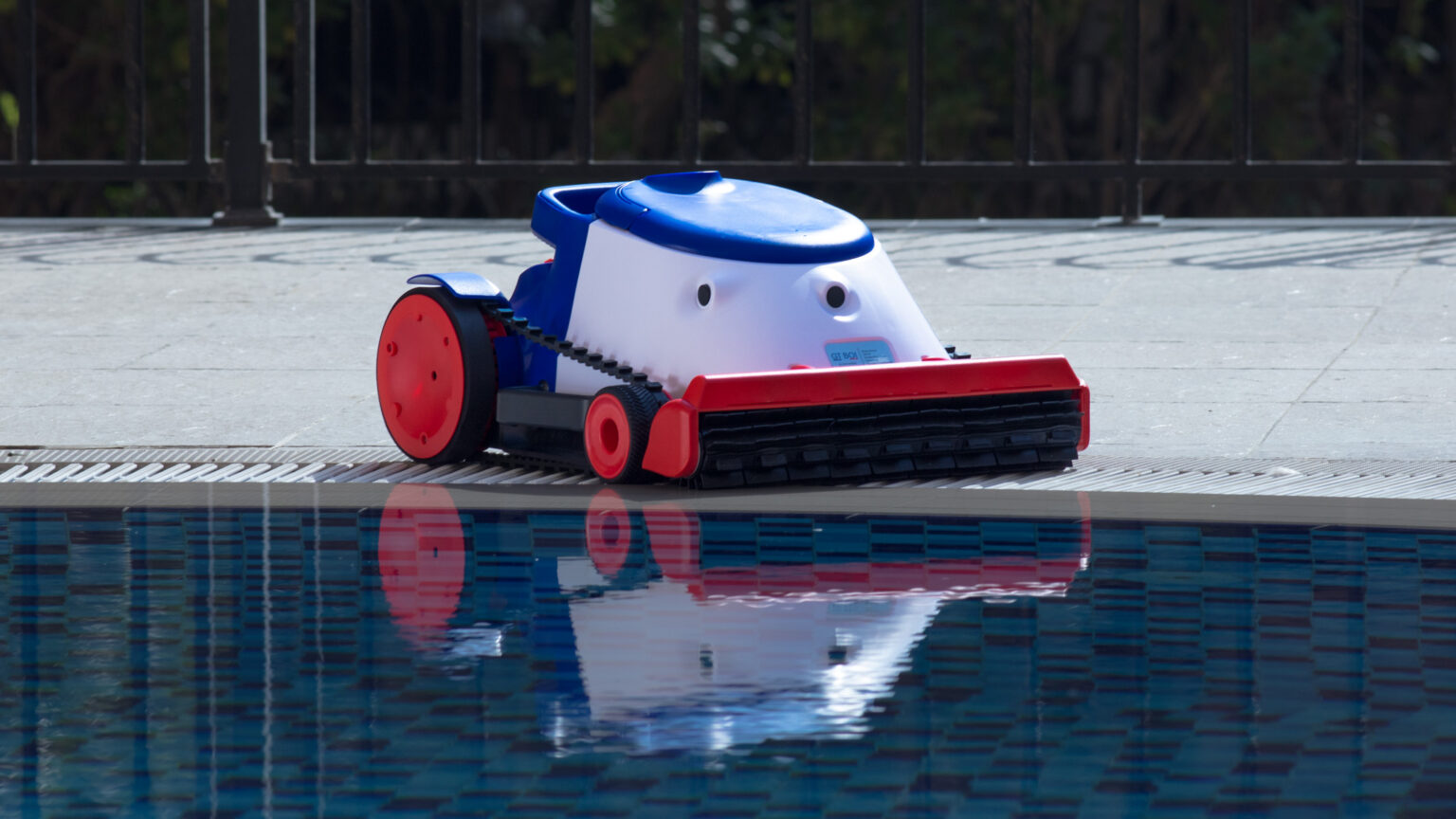 20260421-015110-gt-boi-swimming-pool-cleaner-bot